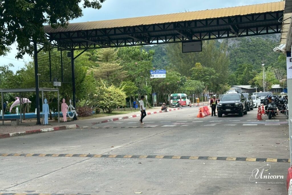 Private Taxi from Phuket to Donsak Pier – Your Easiest Route to Samui & Koh Phangan 4 Car parking and drop-off area at Donsak Pier ferry terminal