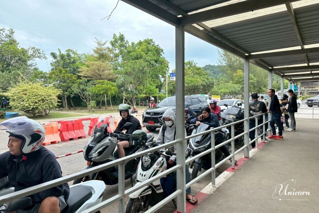 Private Taxi from Phuket to Donsak Pier – Your Easiest Route to Samui & Koh Phangan 3 Motorbikes and passengers queuing at Donsak Pier ferry boarding poin