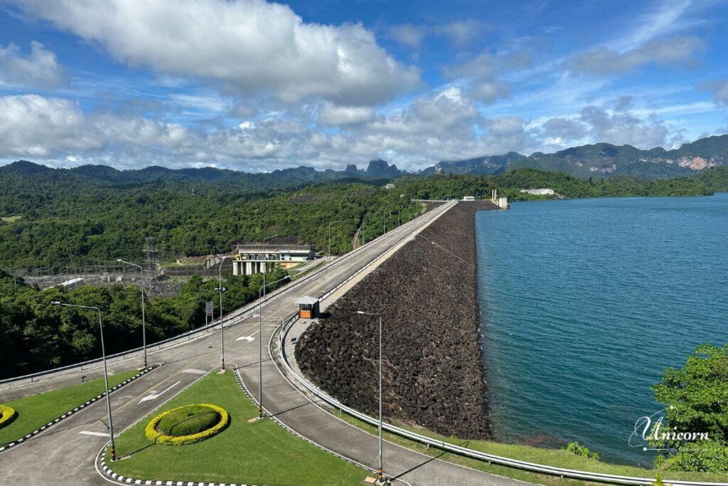 Private Transfer from Phuket to Cheow Lan Lake (Ratchaprapha Dam, Khao Sok) 5 Panoramic view of Ratchaprapha Dam and Cheow Lan Lake with emerald water and limestone mountains.