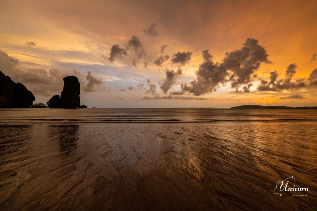 Private Transfer from Phuket to Ao Nang Beach – Fixed Price & Door-to-Door 2 Sunset view over Ao Nang Beach with limestone cliffs and golden sky