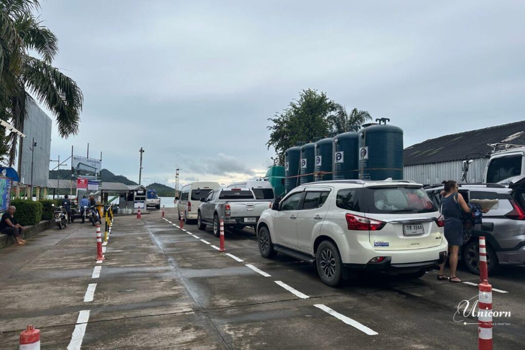 Phuket to Koh Lanta Private Transfer 5 Cars lining up at Hua Hin Pier for Koh Lanta ferry transfer